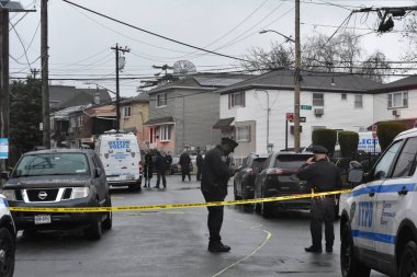 Queens, New York 'ta bıçaklandıktan sonra dört kişi öldü ve bir kişinin durumu kritik. 3 Aralık 2023, Queens, New York, ABD: New York Polis Teşkilatı, pazar sabahı Queens 'te yaşanan aile içi şiddet olayına karıştı. 