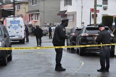 Queens, New York 'ta bıçaklandıktan sonra dört kişi öldü ve bir kişinin durumu kritik. 3 Aralık 2023, Queens, New York, ABD: New York Polis Teşkilatı, pazar sabahı Queens 'te yaşanan aile içi şiddet olayına karıştı. 