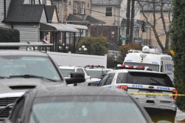 Queens, New York 'ta bıçaklandıktan sonra dört kişi öldü ve bir kişinin durumu kritik. 3 Aralık 2023, Queens, New York, ABD: New York Polis Teşkilatı, pazar sabahı Queens 'te yaşanan aile içi şiddet olayına karıştı. 