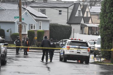 Queens, New York 'ta bıçaklandıktan sonra dört kişi öldü ve bir kişinin durumu kritik. 3 Aralık 2023, Queens, New York, ABD: New York Polis Teşkilatı, pazar sabahı Queens 'te yaşanan aile içi şiddet olayına karıştı. 