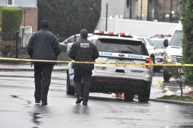 Queens, New York 'ta bıçaklandıktan sonra dört kişi öldü ve bir kişinin durumu kritik. 3 Aralık 2023, Queens, New York, ABD: New York Polis Teşkilatı, pazar sabahı Queens 'te yaşanan aile içi şiddet olayına karıştı. 