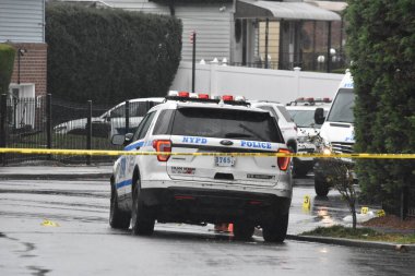 Queens, New York 'ta bıçaklandıktan sonra dört kişi öldü ve bir kişinin durumu kritik. 3 Aralık 2023, Queens, New York, ABD: New York Polis Teşkilatı, pazar sabahı Queens 'te yaşanan aile içi şiddet olayına karıştı. 