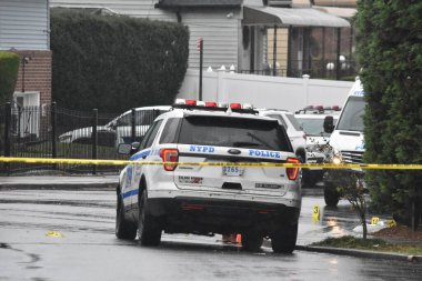 Queens, New York 'ta bıçaklandıktan sonra dört kişi öldü ve bir kişinin durumu kritik. 3 Aralık 2023, Queens, New York, ABD: New York Polis Teşkilatı, pazar sabahı Queens 'te yaşanan aile içi şiddet olayına karıştı. 