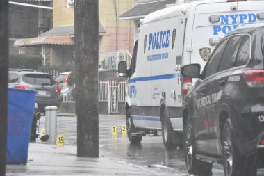 Queens, New York 'ta bıçaklandıktan sonra dört kişi öldü ve bir kişinin durumu kritik. 3 Aralık 2023, Queens, New York, ABD: New York Polis Teşkilatı, pazar sabahı Queens 'te yaşanan aile içi şiddet olayına karıştı. 