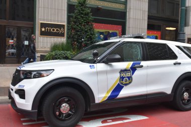 İddiaya göre adam Philadelphia, Pennsylvania 'daki Macy' s 'de iki güvenlik görevlisini soyup bıçaklamış. 4 Aralık 2023, Philadelphia, Pennsylvania, ABD: Macy 's' in dışındaki kaldırımda kanlı ayak izleri.