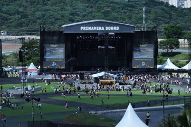 Sao Paulo (SP), Brezilya 03 / 12 / 2023 - Primavera Sound festivalinin ikinci gününde The Cure, Beck ve Bad Religion 'ın Autodromo de Interlagos' taki gösterilerini izlemek için izleyiciler gelmeye başladı.