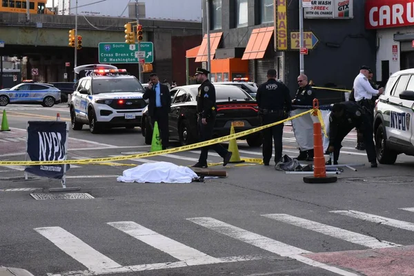 サイクリストはニューヨーク市ブロンクスで殺害された 2023年12月26日 ニューヨーク ニューヨーク アメリカ合衆国A ブロンクスのウェブスター アベニューでヒットして走る運転手が自転車で殺害された — ストック写真