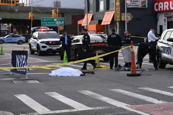 ドライバーがニューヨーク市のブロンクスで殺害された 2023年12月26日 ニューヨーク アメリカ合衆国ニューヨーク ブロンクスのウェブスター アベニューでヒットして走る運転手が殺害された — ストック写真