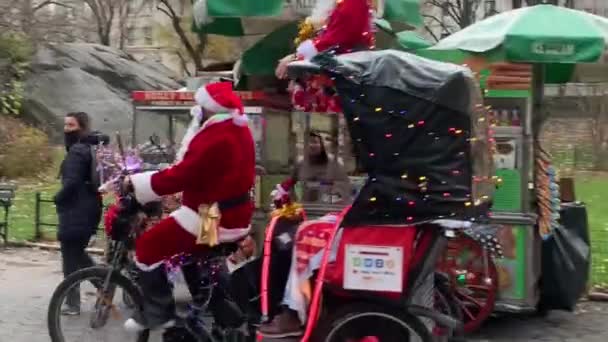 Santa Claus Triciclo Jinete Central Park Zoo Diciembre 2023 New — Vídeo de stock