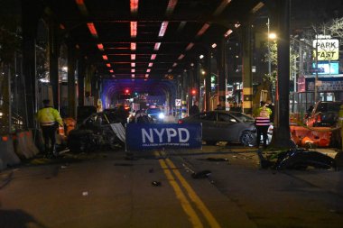 Bir Lamborghini ve Manhattan, New York 'ta başka bir aracın karıştığı ölümcül bir araç kazası. 4 Aralık 2023, Manhattan, New York, ABD: Lamborghini bir araca çarptı ve Pazartesi akşamı saat 22: 17 'de ateşe verildi