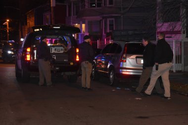 (Paterson, New Jersey 'deki bir evde aile içi şiddet ihbarında birden fazla kişi bıçaklanmış. 5 Aralık 2023, Paterson, New Jersey, ABD: Evdeki dedektifler kanıt arıyorlar. 