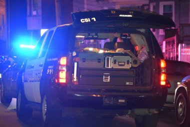 (Paterson, New Jersey 'deki bir evde aile içi şiddet ihbarında birden fazla kişi bıçaklanmış. 5 Aralık 2023, Paterson, New Jersey, ABD: Evdeki dedektifler kanıt arıyorlar. 