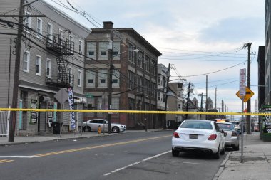 Newark, New Jersey 'de ateş etmek kadınlara zarar verir. 5 Aralık 2023, Newark, New Jersey, ABD: Salı günü öğleden sonra saat 15.15 sularında Jay Caddesi civarında bir kadın bacağından vurulmuş olarak bulundu.