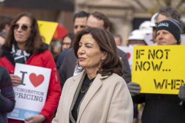 ABD-NY-HOCHUL-BİRLİĞİ-Fiyatı. 5 Aralık 2023, New York, New York, ABD: New York Eyaleti Valisi Kathy Hochul, 5 Aralık 2023 'te New York' ta Union Square 'de düzenlenen sıkışıklık fiyatlandırma mitinginde konuşma yaptı.. 