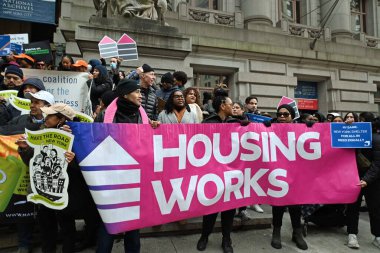 Çeşitli insan hakları örgütleri göçmen haklarını desteklemek ve New York 'ta daha fazla evsiz konutu eklemek için bir araya geldiler. 5 Aralık 2023, New York, U.S.A; Aşağı Manhattan 'daki Bowling Green' de, bir orgaizasyon koalisyonu 