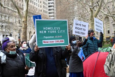 Çeşitli insan hakları örgütleri göçmen haklarını desteklemek ve New York 'ta daha fazla evsiz konutu eklemek için bir araya geldiler. 5 Aralık 2023, New York, U.S.A; Aşağı Manhattan 'daki Bowling Green' de, bir orgaizasyon koalisyonu 