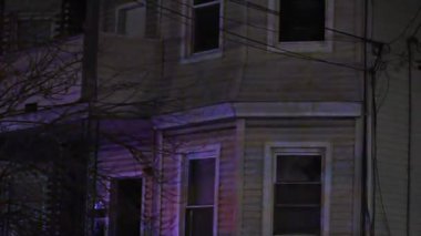  Paterson, New Jersey 'deki bir evde aile içi şiddet ihbarı sonucu birden fazla kişi bıçaklanmış. 5 Aralık 2023, Paterson, New Jersey, ABD: Evdeki dedektifler kanıt arıyorlar. 