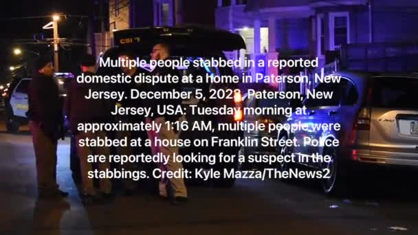在新泽西州帕特森市的一家住宅里 多人在一起报告的家庭纠纷中被刺伤 2023年12月5日 美国新泽西州佩特森 房屋搜查中的调查员寻找证据 — 图库视频影像