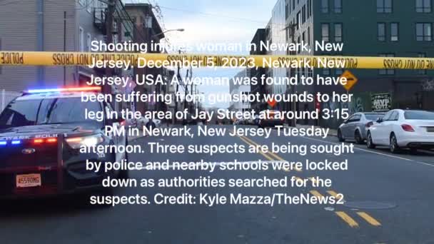 在新泽西州纽瓦克 枪击案伤害了一名妇女 2023年12月5日 美国新泽西州纽瓦克 周二下午3点15分左右 在新泽西州纽瓦克 一名妇女的腿被发现有枪伤 — 图库视频影像