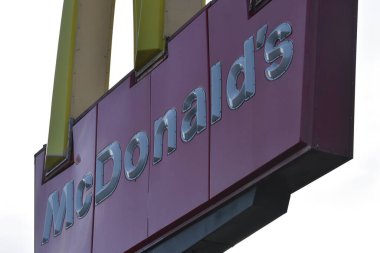 Newark, New Jersey 'de sıcak çayla yakıldıktan sonra kadın McDonald' s 'a dava açmış. 6 Aralık 2023, Newark, New Jersey, ABD: McDonald 's, Newark' taki Frelinghuysen Caddesi 'nde Çarşamba sabahı sokak tabelasıyla resmedildi..