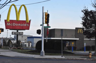 Newark, New Jersey 'de sıcak çayla yakıldıktan sonra kadın McDonald' s 'a dava açmış. 6 Aralık 2023, Newark, New Jersey, ABD: McDonald 's, Newark' taki Frelinghuysen Caddesi 'nde Çarşamba sabahı sokak tabelasıyla resmedildi..