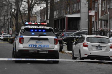 Brooklyn, New York 'taki bir evin önünde bir kişi öldürüldü ve birinin durumu stabil. 7 Aralık 2023, Brooklyn, New York, ABD: Gravesend Brooklyn 'deki bir evin önünde 9. Batı Caddesi' ndeki bir evde iki kişi saldırıya uğradı 