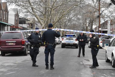 Brooklyn, New York 'taki bir evin önünde bir kişi öldürüldü ve birinin durumu stabil. 7 Aralık 2023, Brooklyn, New York, ABD: Gravesend Brooklyn 'deki bir evin önünde 9. Batı Caddesi' ndeki bir evde iki kişi saldırıya uğradı 