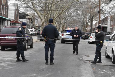 Brooklyn, New York 'taki bir evin önünde bir kişi öldürüldü ve birinin durumu stabil. 7 Aralık 2023, Brooklyn, New York, ABD: Gravesend Brooklyn 'deki bir evin önünde 9. Batı Caddesi' ndeki bir evde iki kişi saldırıya uğradı 