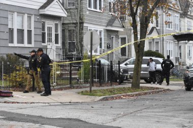 Orange City, New Jersey 'de bıçaklanan kişi. 7 Aralık 2023, New Jersey, ABD: Polis, Perşembe sabahı Langdon ve Chestnut Caddesi 'nin kesiştiği noktada Orange City' de bıçaklanan birini araştırıyor.
