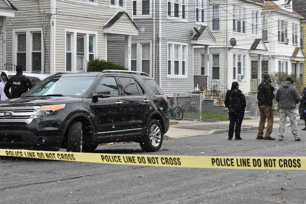 Orange City, New Jersey 'de bıçaklanan kişi. 7 Aralık 2023, New Jersey, ABD: Polis, Perşembe sabahı Langdon ve Chestnut Caddesi 'nin kesiştiği noktada Orange City' de bıçaklanan birini araştırıyor.