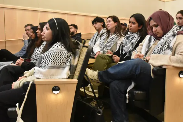 Audiences Watches Speakers Talk Event Noura Erakat Marc Lamont Hill — Stock Photo, Image