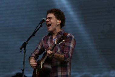 CURITIBA (PR) Brazil 12 / 09 / 2023 - Şarkıcı ve besteci Nando Reis, Pedreira Paulo Leminski 'deki bir diğer Prime Rock Brasil Curitiba organizasyonunun sahnesinde bu Cumartesi (9)). 