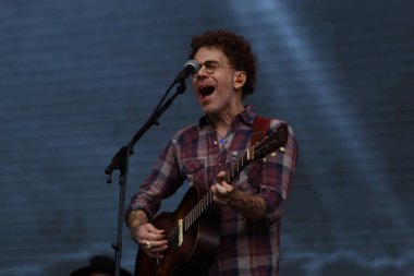 CURITIBA (PR) Brazil 12 / 09 / 2023 - Şarkıcı ve besteci Nando Reis, Pedreira Paulo Leminski 'deki bir diğer Prime Rock Brasil Curitiba organizasyonunun sahnesinde bu Cumartesi (9)). 