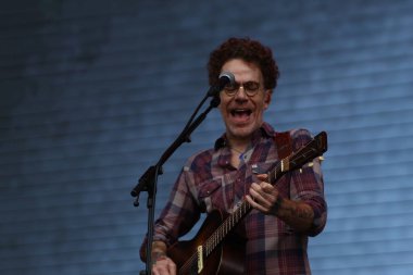 CURITIBA (PR) Brazil 12 / 09 / 2023 - Şarkıcı ve besteci Nando Reis, Pedreira Paulo Leminski 'deki bir diğer Prime Rock Brasil Curitiba organizasyonunun sahnesinde bu Cumartesi (9)). 