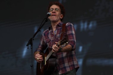 CURITIBA (PR) Brazil 12 / 09 / 2023 - Şarkıcı ve besteci Nando Reis, Pedreira Paulo Leminski 'deki bir diğer Prime Rock Brasil Curitiba organizasyonunun sahnesinde bu Cumartesi (9)). 