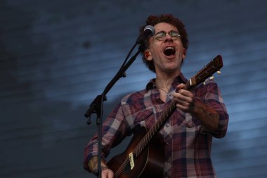 CURITIBA (PR) Brazil 12 / 09 / 2023 - Şarkıcı ve besteci Nando Reis, Pedreira Paulo Leminski 'deki bir diğer Prime Rock Brasil Curitiba organizasyonunun sahnesinde bu Cumartesi (9)). 