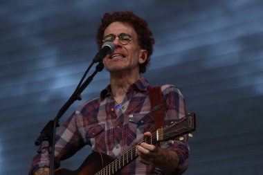 CURITIBA (PR) Brazil 12 / 09 / 2023 - Şarkıcı ve besteci Nando Reis, Pedreira Paulo Leminski 'deki bir diğer Prime Rock Brasil Curitiba organizasyonunun sahnesinde bu Cumartesi (9)). 