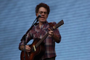 CURITIBA (PR) Brazil 12 / 09 / 2023 - Şarkıcı ve besteci Nando Reis, Pedreira Paulo Leminski 'deki bir diğer Prime Rock Brasil Curitiba organizasyonunun sahnesinde bu Cumartesi (9)). 