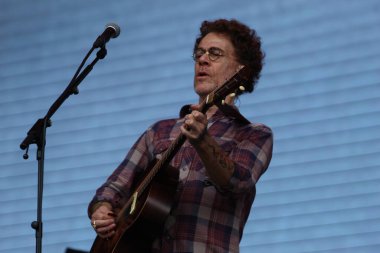 CURITIBA (PR) Brazil 12 / 09 / 2023 - Şarkıcı ve besteci Nando Reis, Pedreira Paulo Leminski 'deki bir diğer Prime Rock Brasil Curitiba organizasyonunun sahnesinde bu Cumartesi (9)). 