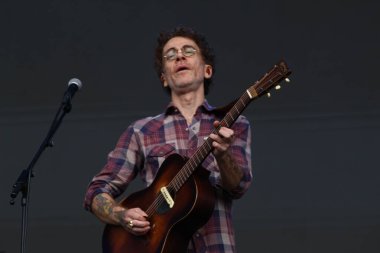 CURITIBA (PR) Brazil 12 / 09 / 2023 - Şarkıcı ve besteci Nando Reis, Pedreira Paulo Leminski 'deki bir diğer Prime Rock Brasil Curitiba organizasyonunun sahnesinde bu Cumartesi (9)). 