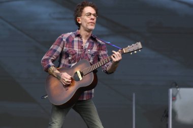 CURITIBA (PR) Brazil 12 / 09 / 2023 - Şarkıcı ve besteci Nando Reis, Pedreira Paulo Leminski 'deki bir diğer Prime Rock Brasil Curitiba organizasyonunun sahnesinde bu Cumartesi (9)). 