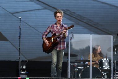 CURITIBA (PR) Brazil 12 / 09 / 2023 - Şarkıcı ve besteci Nando Reis, Pedreira Paulo Leminski 'deki bir diğer Prime Rock Brasil Curitiba organizasyonunun sahnesinde bu Cumartesi (9)). 