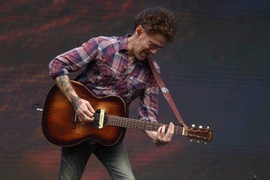 CURITIBA (PR) Brazil 12 / 09 / 2023 - Şarkıcı ve besteci Nando Reis, Pedreira Paulo Leminski 'deki bir diğer Prime Rock Brasil Curitiba organizasyonunun sahnesinde bu Cumartesi (9)). 