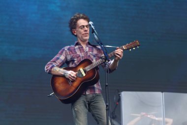 CURITIBA (PR) Brazil 12 / 09 / 2023 - Şarkıcı ve besteci Nando Reis, Pedreira Paulo Leminski 'deki bir diğer Prime Rock Brasil Curitiba organizasyonunun sahnesinde bu Cumartesi (9)). 