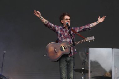 CURITIBA (PR) Brazil 12 / 09 / 2023 - Şarkıcı ve besteci Nando Reis, Pedreira Paulo Leminski 'deki bir diğer Prime Rock Brasil Curitiba organizasyonunun sahnesinde bu Cumartesi (9)). 