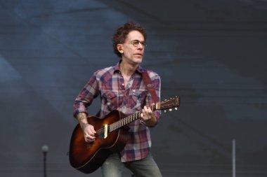 CURITIBA (PR) Brazil 12 / 09 / 2023 - Şarkıcı ve besteci Nando Reis, Pedreira Paulo Leminski 'deki bir diğer Prime Rock Brasil Curitiba organizasyonunun sahnesinde bu Cumartesi (9)). 