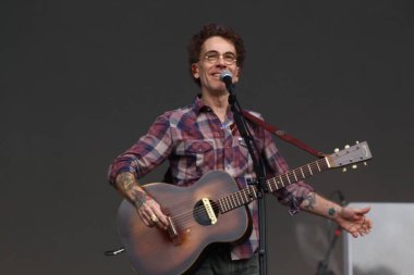 CURITIBA (PR) Brazil 12 / 09 / 2023 - Şarkıcı ve besteci Nando Reis, Pedreira Paulo Leminski 'deki bir diğer Prime Rock Brasil Curitiba organizasyonunun sahnesinde bu Cumartesi (9)). 