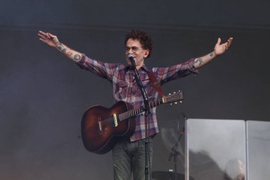 CURITIBA (PR) Brazil 12 / 09 / 2023 - Şarkıcı ve besteci Nando Reis, Pedreira Paulo Leminski 'deki bir diğer Prime Rock Brasil Curitiba organizasyonunun sahnesinde bu Cumartesi (9)). 