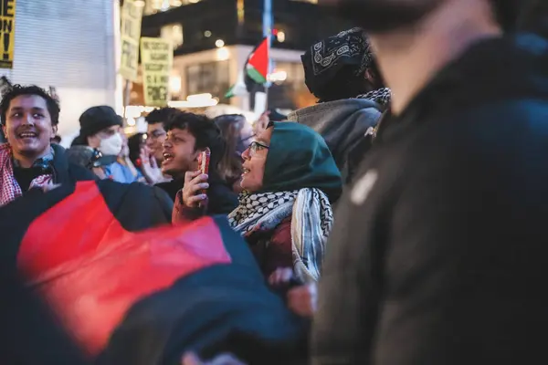 パレスチナ人はモイニハン駅からニューヨーク公共図書館に抗議する 2023年11月17日 アメリカ合衆国ニューヨーク モイニハン駅からニューヨーク公共図書館へのパレスチナ人抗議デモ行進 イスラエルの攻撃に抗議 — ストック写真