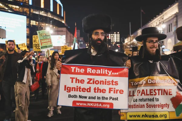 巴勒斯坦人从莫伊尼汉车站到纽约公共图书馆抗议 2023年11月17日 美国纽约 巴勒斯坦抗议者从莫伊尼汉车站游行至纽约公共图书馆 抗议哈马斯的袭击 — 图库照片